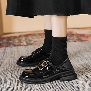 Новинка весны 2023, женская кожаная обувь, черные лоферы, модная повседневная обувь для банкетов и офисов на среднем каблуке с металлическим декором.