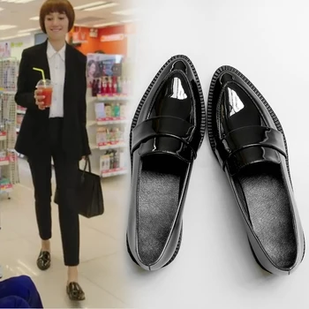 Новейшая дизайнерская женская кожаная обувь на плоской подошве из лакированной кожи, мокасины с острым носком, брендовые эспадрильи, женская обувь в британском стиле 